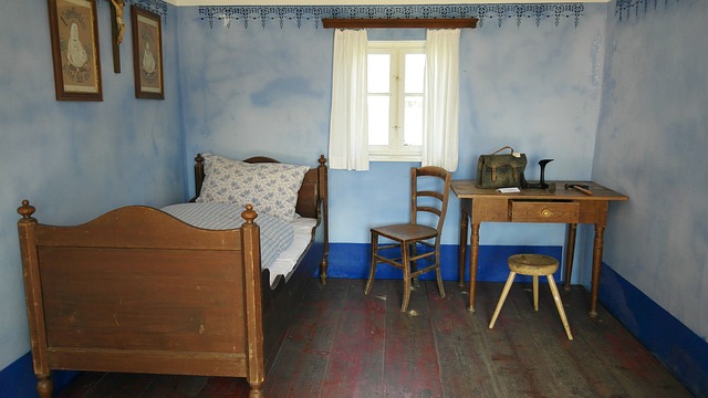 壁紙が青い古い部屋