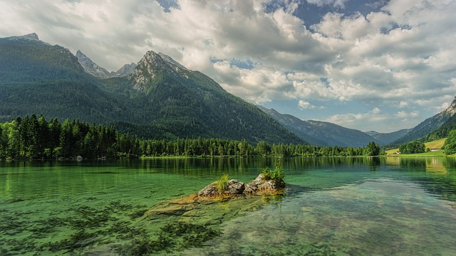自然豊かな湖と山の風景