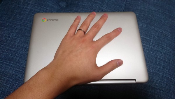 ASUS Chromebook Flip C101PAと広げた手で大きさの対比