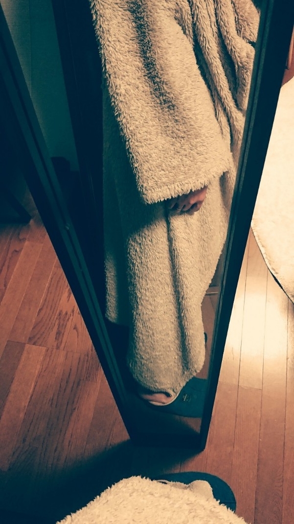 ニトリの「着る毛布」を着用している写真