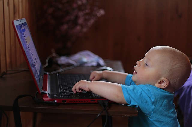 パソコンを操作している赤ちゃん