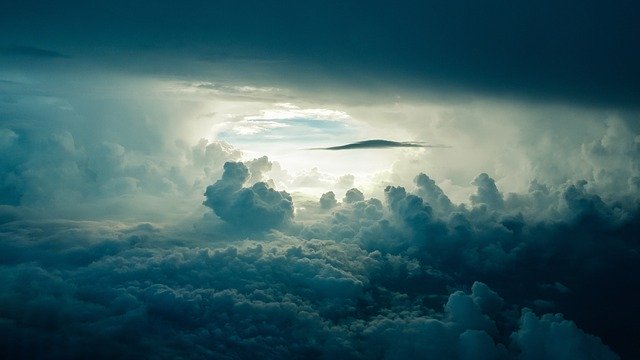 雲の上から眺めた空