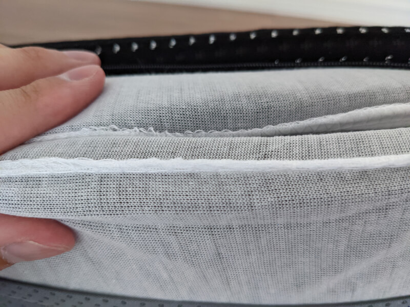 GOKUMINプレミアム低反発枕の本体を包むウレタンのカバーも通気性良いメッシュ素材