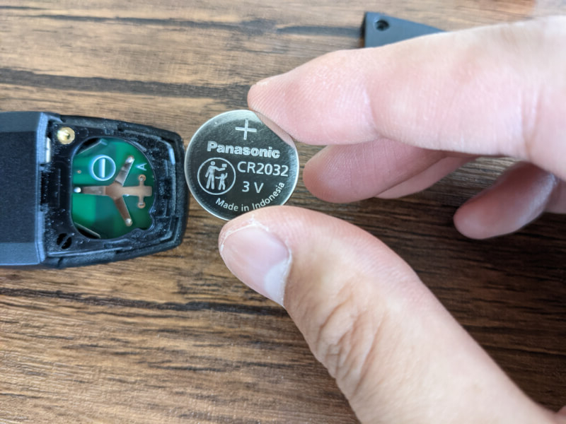 YKKap玄関ドアポケットキーに新しいボタン電池（CR2032）を取り付ける