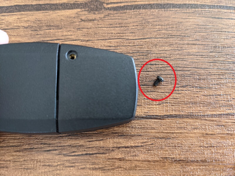 YKKap玄関ドアポケットキーの電池カバーに使われている「なべ小ねじM2」